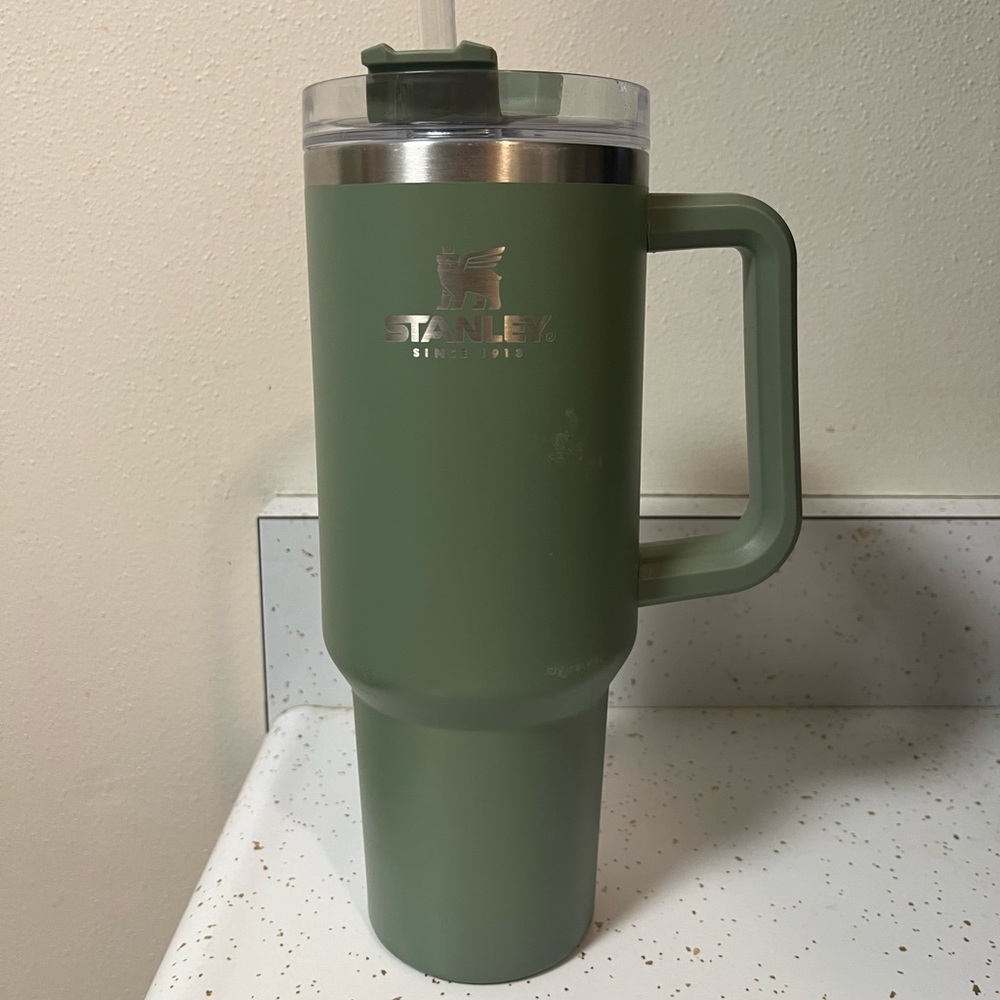 40oz Stanley in RARE COLOR Shrub (with flaws-please see photos)